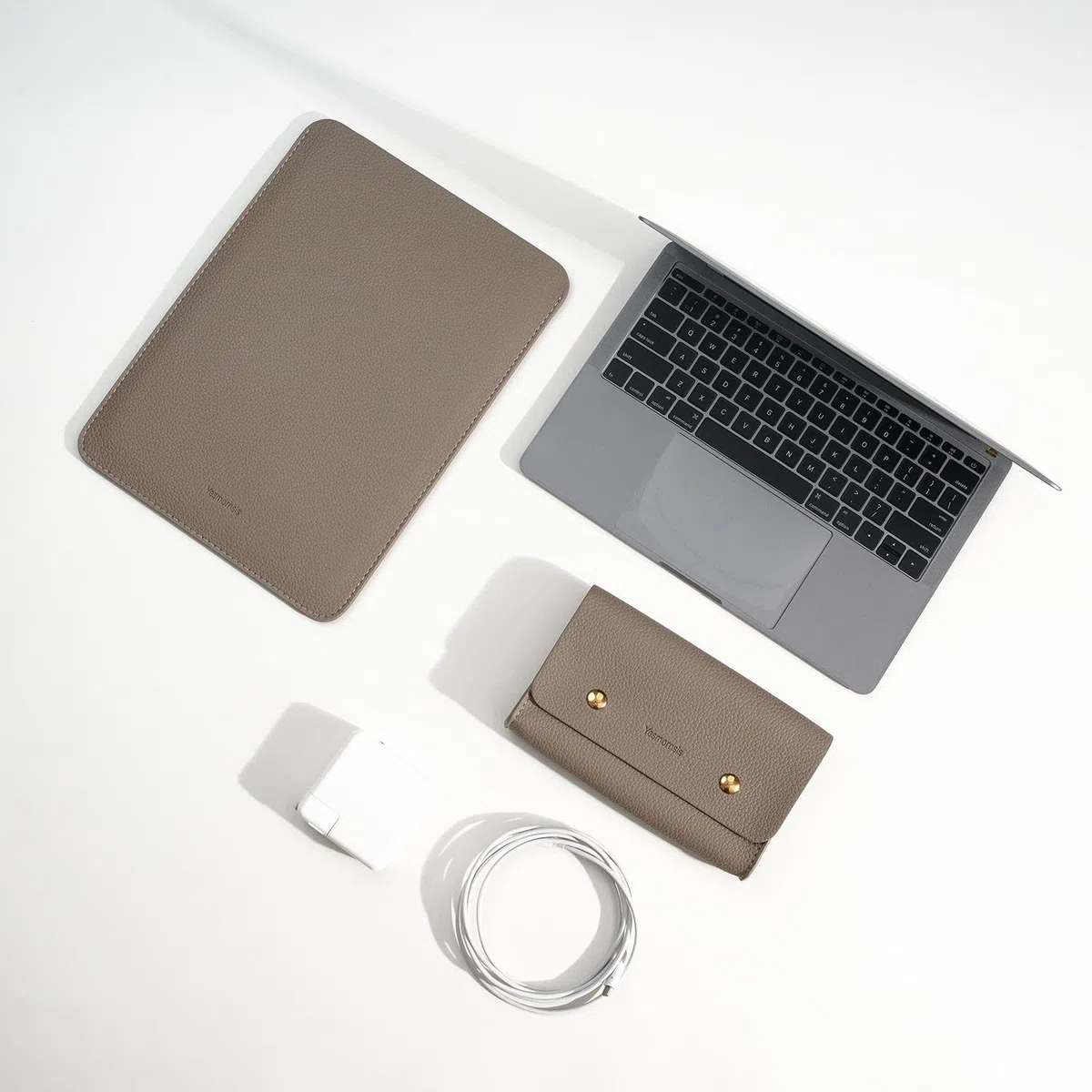 PU-Leder Gepolsterte Laptoptasche 13 Zoll Kompatibel mit 2024 MacBook Air 13,6 A3113 M3 A2681, Neuem MacBook Pro 13 M2 A2686 mit Ladegerät-Tasche Farbe Camel