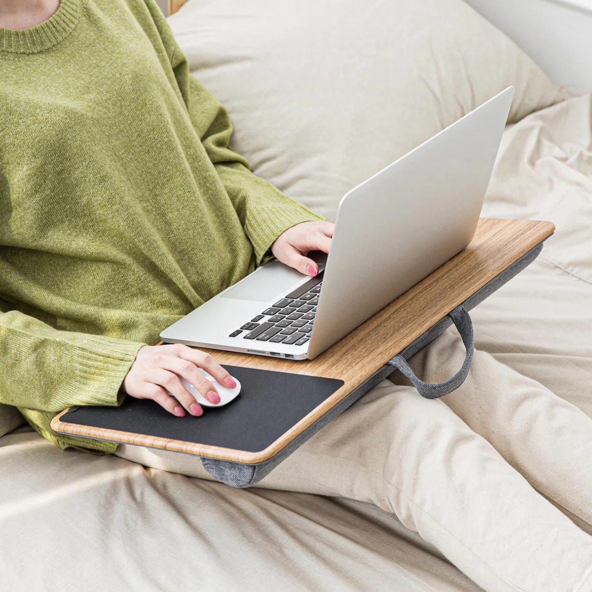 Laptopkissen Schoß, Homeoffice Kissentablett mit Kissen, Laptoptisch fürs Bett/Couch/Sofa, Laptopunterlage für max. 17 Zoll Notebook, Tablet, 30.5 x 57 x 4.5 cm, Größe L – Holzoptik