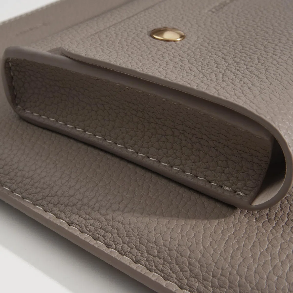 PU-Leder Gepolsterte Laptoptasche 13 Zoll Kompatibel mit 2024 MacBook Air 13,6 A3113 M3 A2681, Neuem MacBook Pro 13 M2 A2686 mit Ladegerät-Tasche Farbe Camel