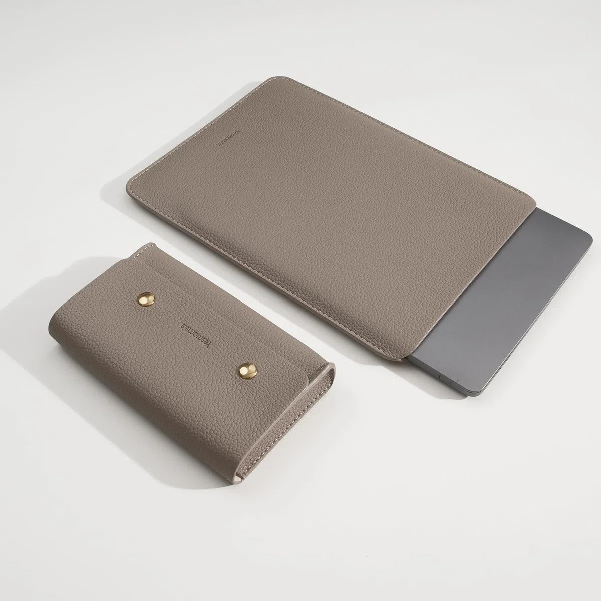 PU-Leder Gepolsterte Laptoptasche 13 Zoll Kompatibel mit 2024 MacBook Air 13,6 A3113 M3 A2681, Neuem MacBook Pro 13 M2 A2686 mit Ladegerät-Tasche Farbe Camel