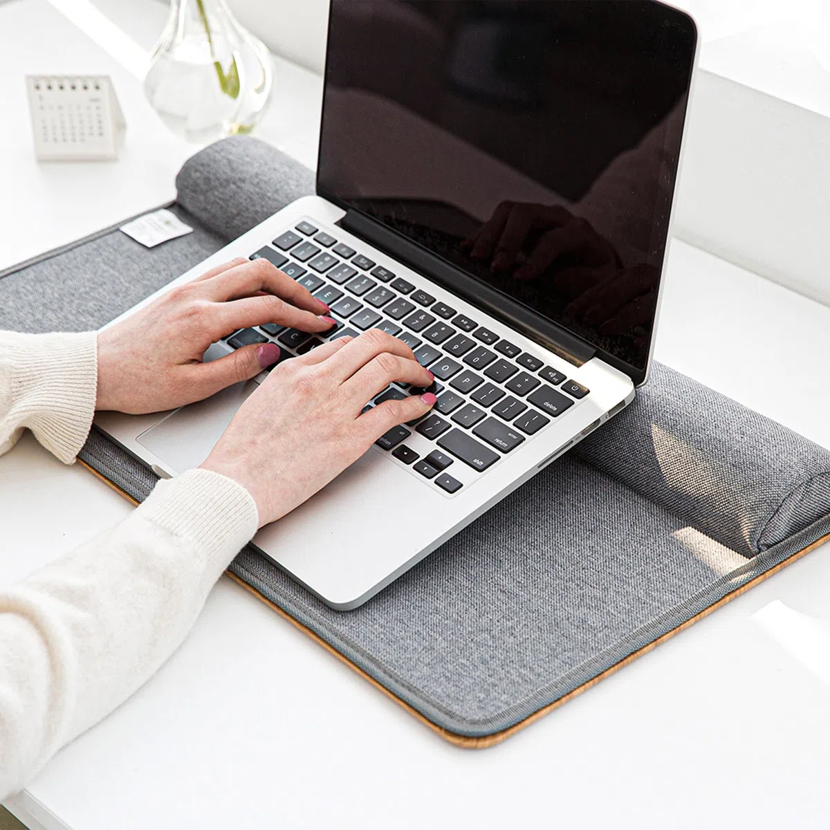 Laptopkissen Schoß, Homeoffice Kissentablett mit Kissen, Laptoptisch fürs Bett/Couch/Sofa, Laptopunterlage für max. 17 Zoll Notebook, Tablet, 30.5 x 57 x 4.5 cm, Größe L – Holzoptik