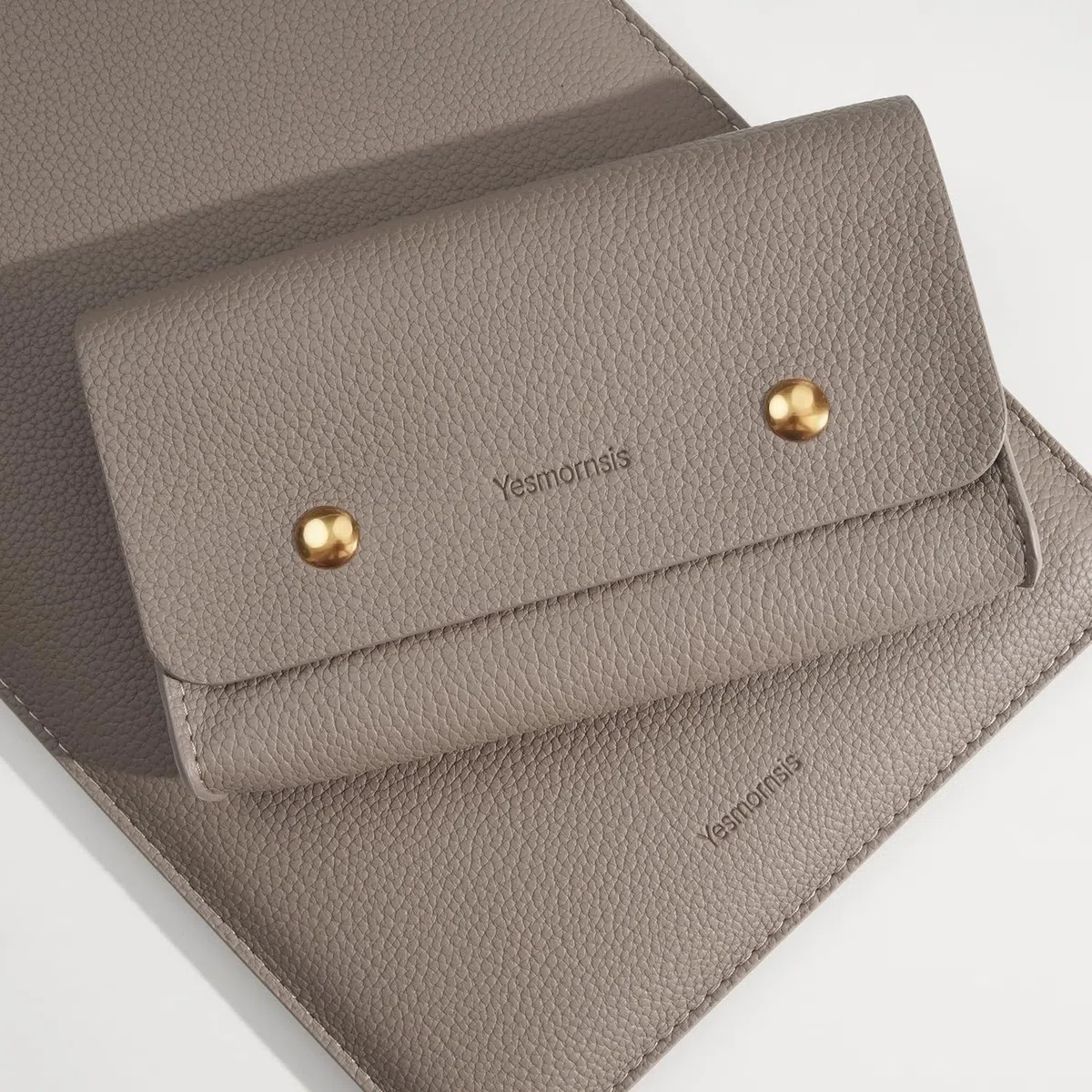 PU-Leder Gepolsterte Laptoptasche 13 Zoll Kompatibel mit 2024 MacBook Air 13,6 A3113 M3 A2681, Neuem MacBook Pro 13 M2 A2686 mit Ladegerät-Tasche Farbe Camel